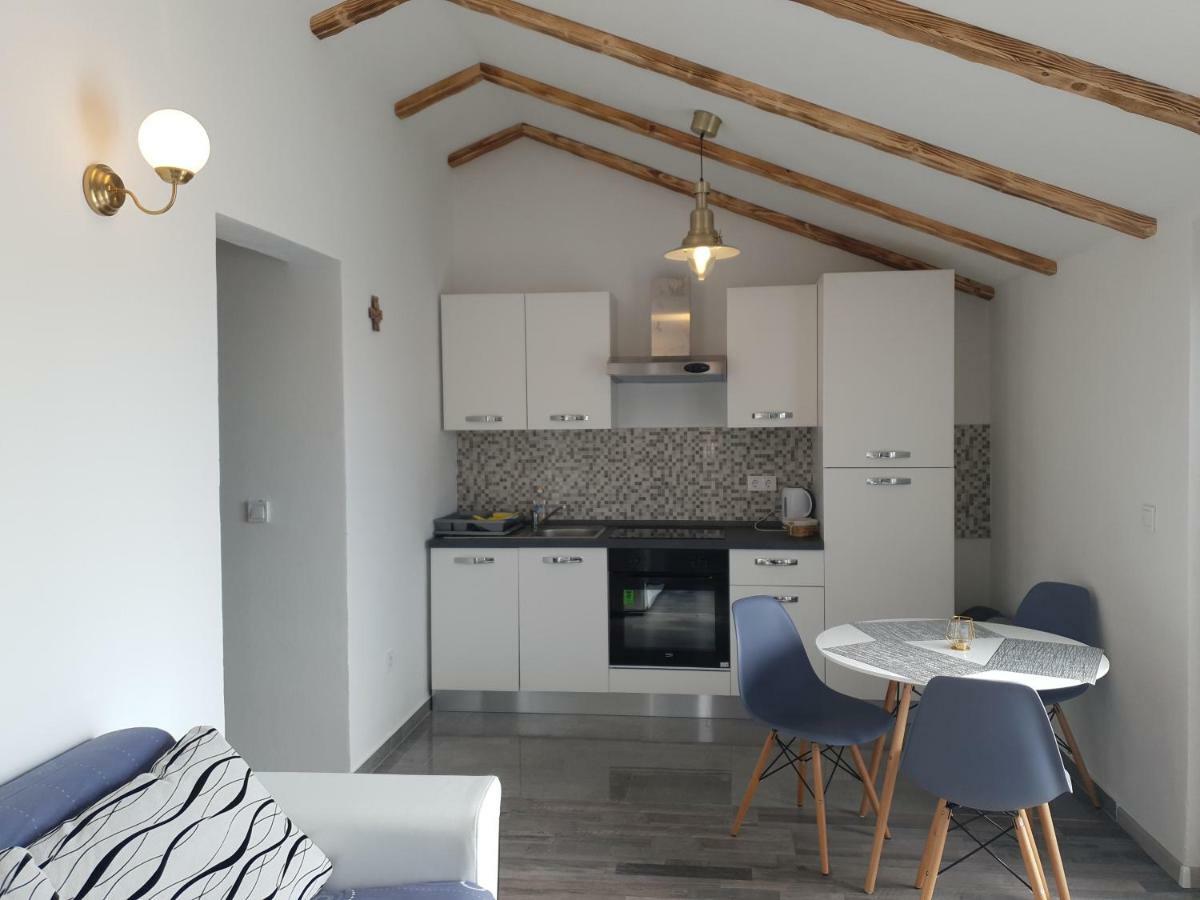 Apartmani Dalmatinka Metajna Ngoại thất bức ảnh